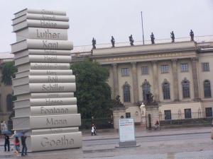Escultura itinerante a la Historia de la Filosfía en Berlín